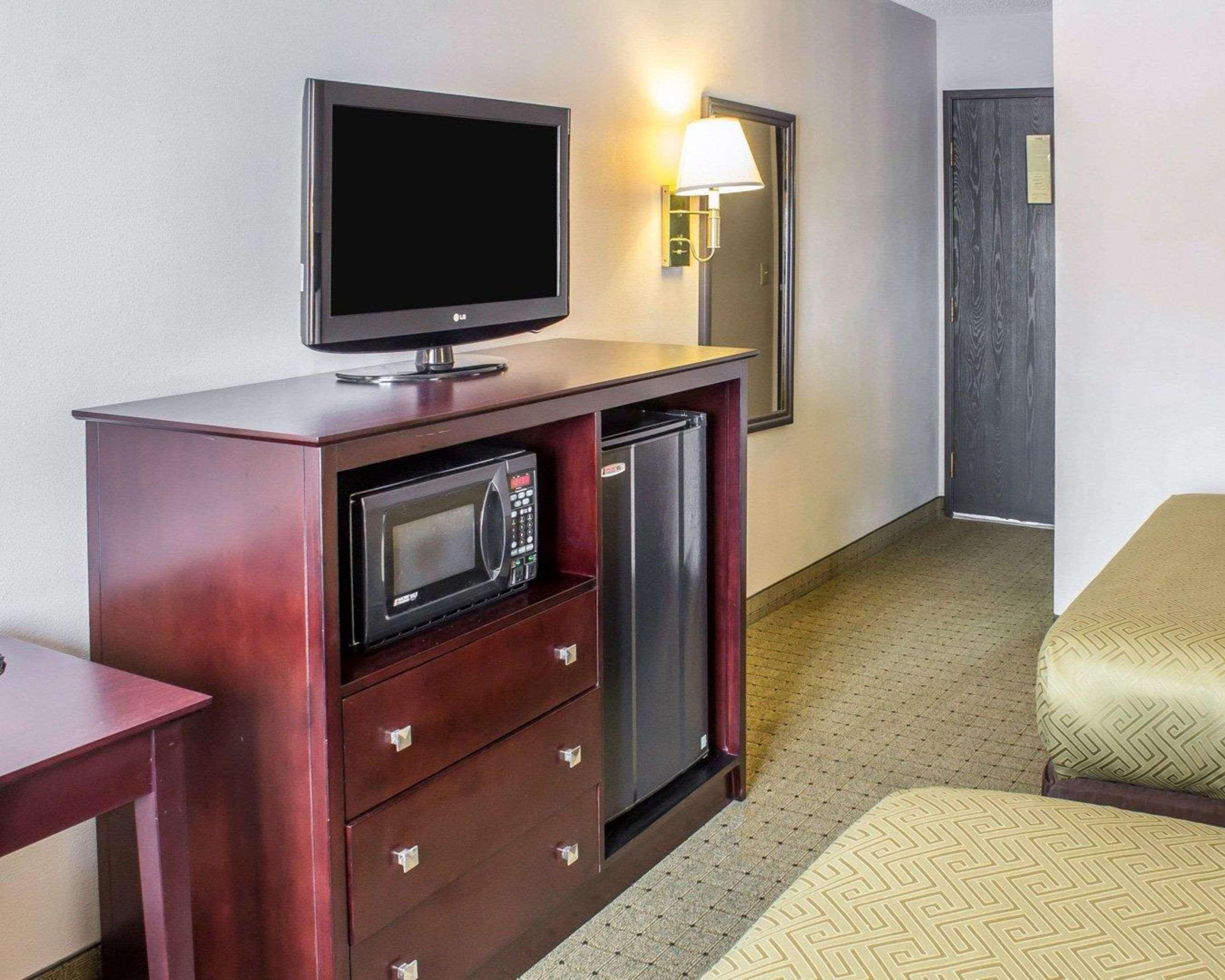 Econo Lodge *
