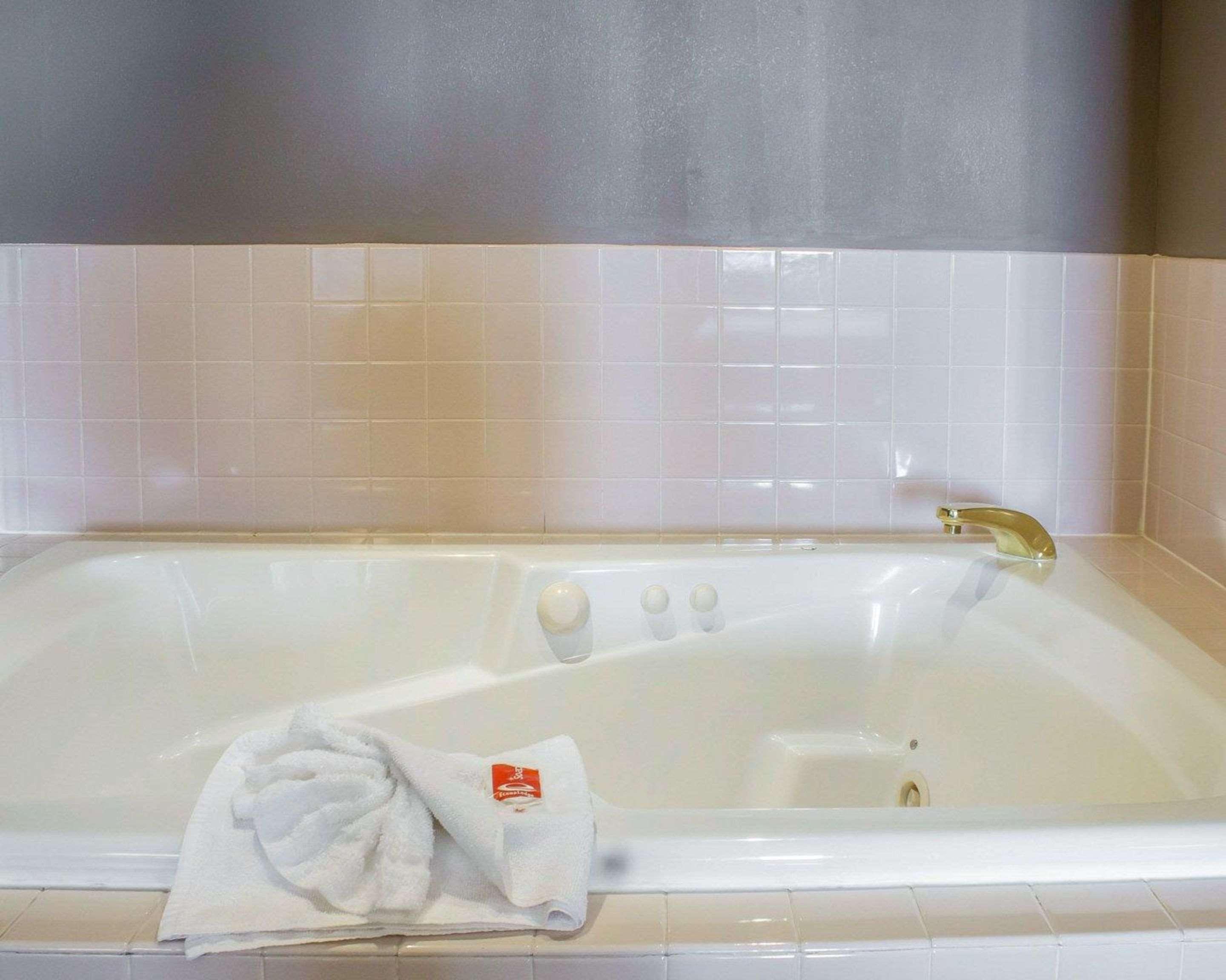 Econo Lodge *