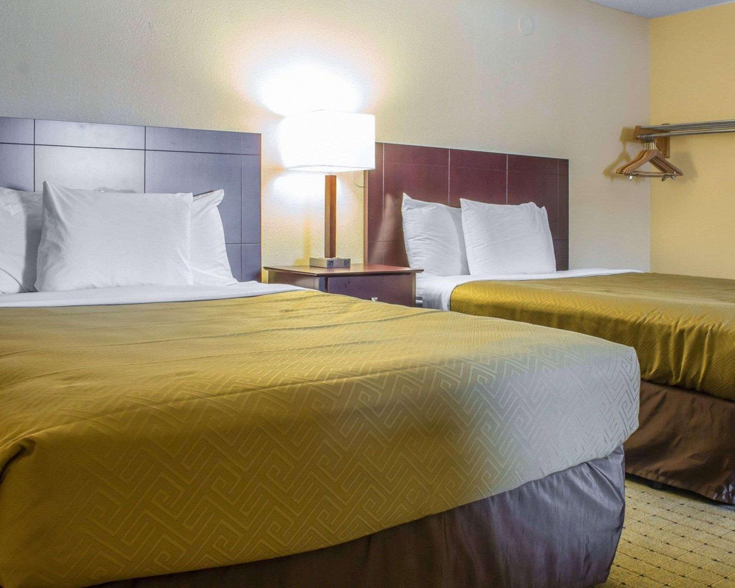 Econo Lodge *