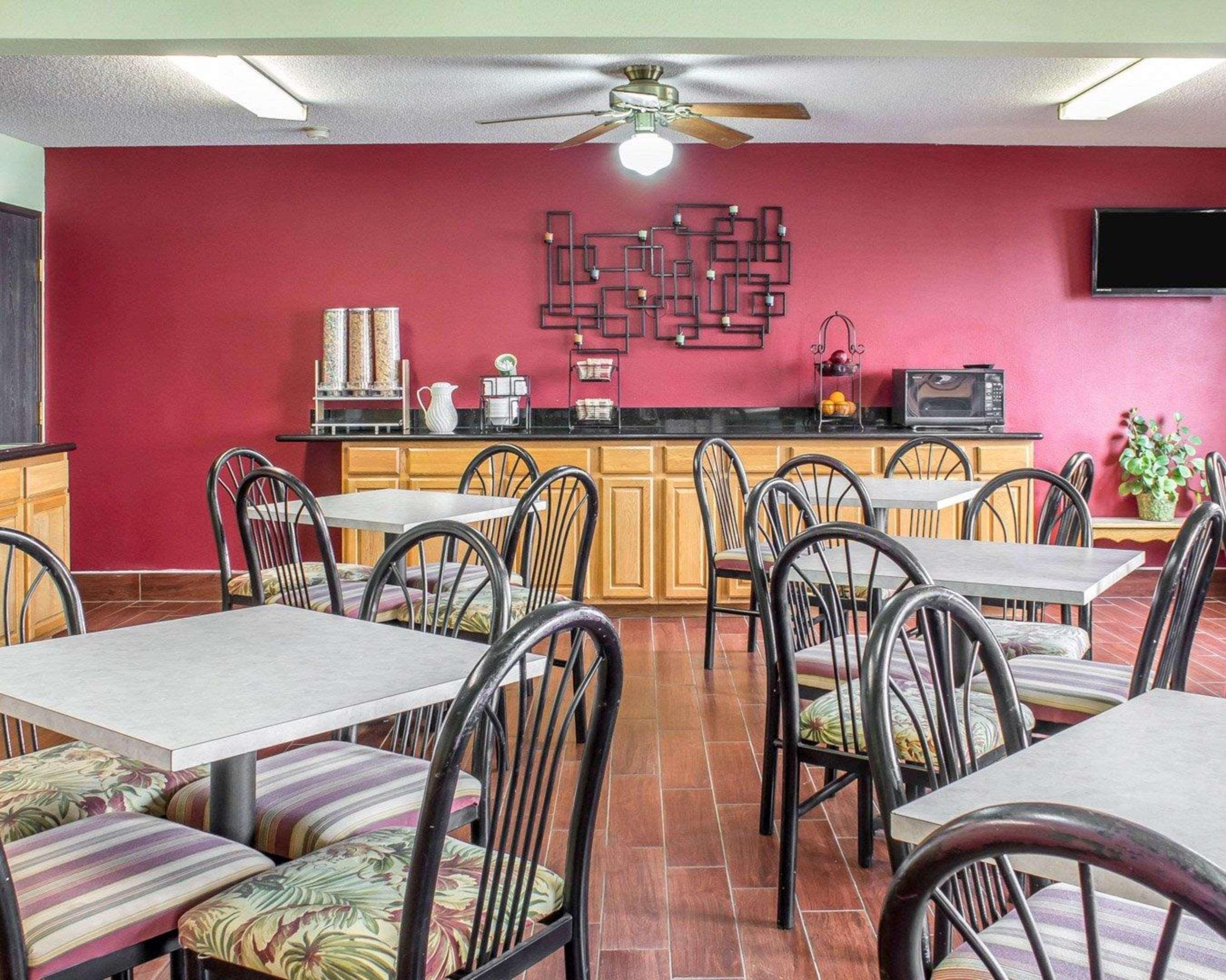 Econo Lodge *