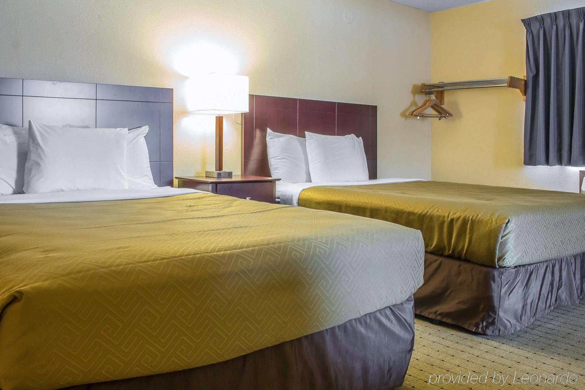 Econo Lodge *